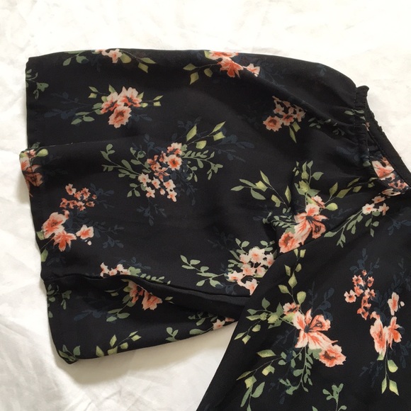 Paper Crane | Black & Floral Off the Shoulder - Picture 4 of 5